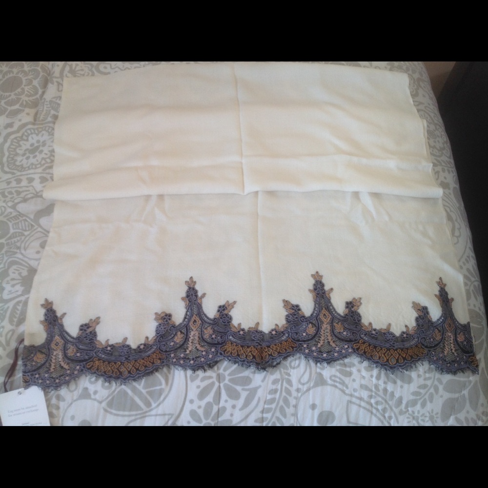 Janavi Halsbrook merino wool shawl